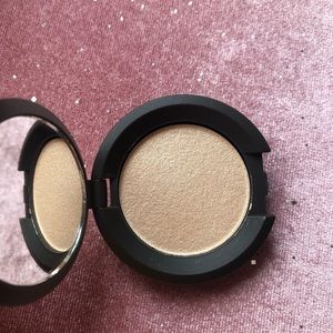 NEW Becca Moonstone Highlighter